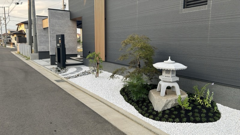庭に佇む石の灯籠